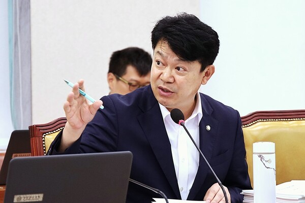 16일 국회 국토교통위원회 소속 복기왕 의원이 한국도로공사로부터 제출받은 자료를 분석한 결과, 2020년부터 2025년 상반기까지 고속도로에서 총 2만6488건의 포트홀이 발생했다.[출처=복기왕 의원실]