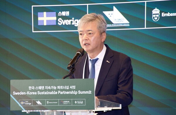 한국무역협회(KITA)가 16일 서울시 용산구 그랜드하얏트호텔에서 비즈니스 스웨덴과 공동으로 개최한 '한국-스웨덴 지속가능 파트너십 서밋'에서 한국무역협회 이인호 부회장이 환영사를 하고 있다. [출처=한국무역협회]