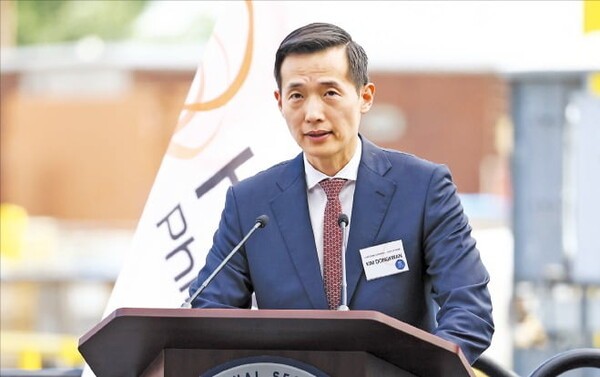 김동관 한화그룹 부회장이 미국 필라델피아 한화필리조선소에서 열린 ‘스테이트 오브 메인’호 명명식에서 환영사를 하고 있다. [출처=연합]