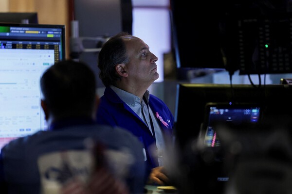 2025년 10월 16일 미국 뉴욕시의 뉴욕증권거래소(NYSE)에서 트레이더들이 작업하고 있다. [출처=연합뉴스]