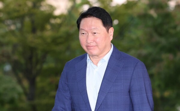 최태원 SK그룹 회장이 16일 오후 미국 출장을 위해 서울 김포비즈니스항공센터를 통해 출국하고 있다. [출처=연합]