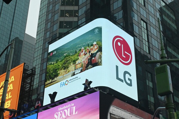 미국 뉴욕 타임스스퀘어에서 국제연합식량농업기구(UNFAO)가 '더 나은 음식과 더 나은 미래를 위해 손을 맞잡고'를 주제로 제작한 영상이 상영되는 모습.  [출처=LG전자]
