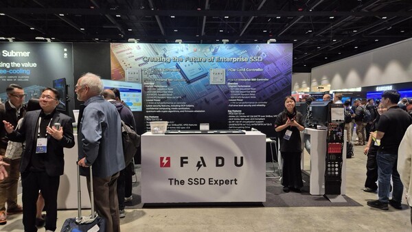 세계 최대 규모의 개방형 데이터센터 기술 커뮤니티 ‘오픈 컴퓨트 프로젝트(OCP)’가 주최하는 'OCP Global Summit 2025'에서 관람객들이 파두 전시부스를 둘러보는 모습. [출처=파두]