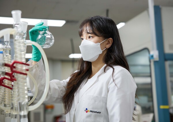 CJ프레시웨이의 식품안전연구실이 과학기술정보통신부(이하 과기부)가 주관하는 ‘2025 안전관리 우수연구실 인증제’ 심사에서 재인증을 획득하며 3년 연속 인증을 이어가게 됐다. [출처=CJ프레시웨이]