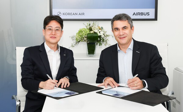 오종훈 대한항공 예지정비팀장(왼쪽)과 파브리스 비욤 에어버스 디지털 서비스 성장·혁신 책임자가 계약 체결 후 기념촬영을 하고 있다.[출처=대한항공]