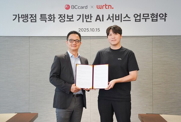 BC카드가 지난 15일 오후 서울 중구 소재 BC카드 본사에서 한국형 AI 서비스 플랫폼 기업 뤼튼테크놀로지스(이하 ‘뤼튼’)에 BC카드 데이터 기반 API 서비스인 ‘eat.pl’ 제공을 위한 협약식을 진행했다. 사진은 오성수 BC카드 상무(왼쪽)과 유영준 뤼튼 COO [출처=BC카드]