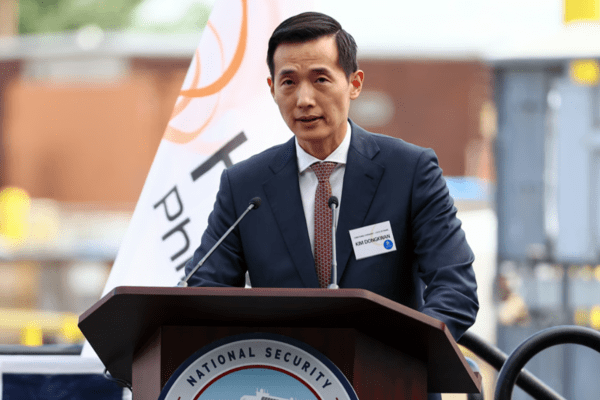 김동관 한화그룹 부회장이 지난달 필라델피아 한화 필리조선소에서 열린 미국 해양청 발주 국가안보 다목적선 '스테이트 오브 메인'호 명명식에서 환영사를 하고 있다. [출처=한화그룹]