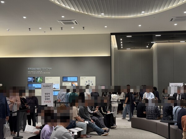 유닛을 둘러보기 위해 기다리는 줄.[출처=EBN]