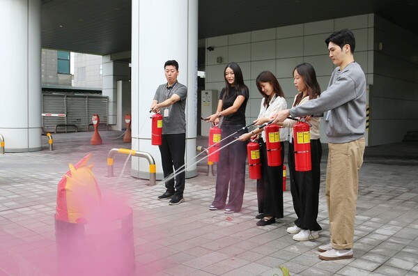에어부산 사옥에서 진행된 산업재해 비상대응 훈련에 참여한 임직원이 심폐소생술 교육을 받고 있다.[출처=에어부산]