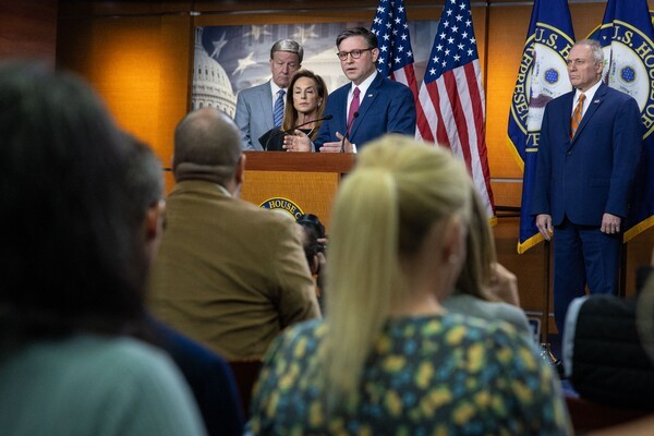 리사 맥클레인(공화당-미시간) 의원이 10월17일 워싱턴 D.C. 미국 국회의사당에서 기자회견을 하고 있다. 마이크 존슨(공화당-루이지애나) 하원의장은 정부 셧다운 17일째를 맞아 다른 공화당 지도자들과 기자회견을 가졌다.[출처=연합뉴스]