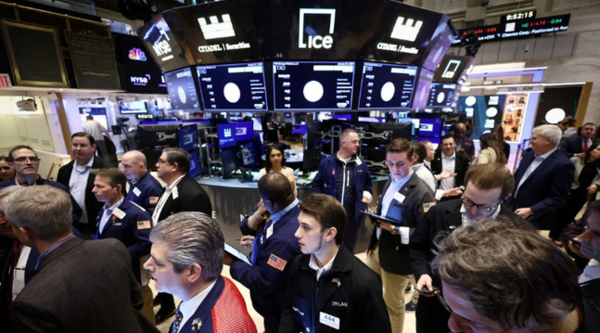 ▶ 뉴욕증시 3대 지수가 미국 국가신용등급 강등 소식에 일제히 하락했다. [출처=연합]