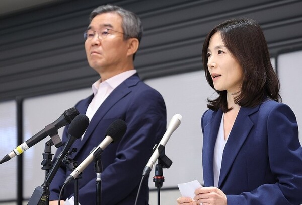 캄보디아로 파견된 정부 합동대응팀 단장인 김진아 외교부 2차관(오른쪽)과 박성주 경찰청 국가수사본부장이 18일 인천국제공항 제2터미널로 귀국해 기자회견을 진행하고 있다. [출처=연합]