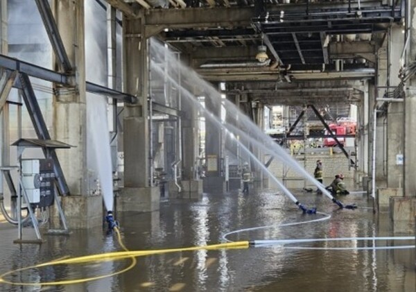 지난 17일 SK에너지 울산공장에서 발생한 화재현장에서 소방관들이 불이 난 공정에 물을 뿌려 냉각 작업을 벌이는 있다. [출처=울산소방본부]