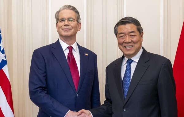 미국과 중국이 희토류 수출 통제와 초고율 추가 관세 부과를 둘러싸고 다시 갈등하는 가운데, 양국의 경제 수장이 긴장 완화와 정상회담 준비를 위해 접촉에 나섰다. [출처=연합]