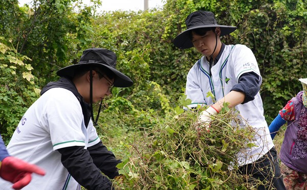 HS효성첨단소재 임직원들이 충남 유부도에서 생물다양성 보전 활동을 3년째 이어가고 있다. [출처=HS효성첨단소재]