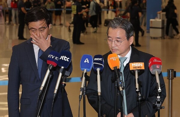 한미 관세협상 후속 논의를 위해 미국 워싱턴DC를 찾은 김용범 대통령실 정책실장(오른쪽)과 여한구 통성교섭본부장이 19일 인천국제공항 제2여객터미널을 통해 귀국한 뒤 취재진 질문을 듣고 있다. [출처=연합]