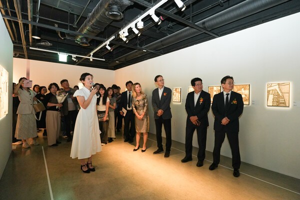 지난 17일 예술의전당 한가람미술관에서 이정원 효성 커뮤니케이션실장(오른쪽 세 번째), 송형종 서울문화재단 대표이사(오른쪽 두 번째), 이재석 예술의전당 사장 직무대행(오른쪽 첫 번째)이 '감각의 서사' 전시를 관람하고있다. [출처=효성]