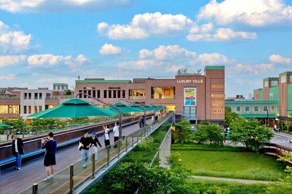 롯데백화점이 '2040 탄소 중립' 목표 달성을 위해 재생에너지 구매 계약(PPA)을 통해 태양광 발전 에너지 등 사용을 확대한다. [출처=롯데백화점]