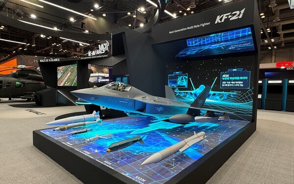KAI 부스에 전시된 KF-21과 탑재무기들의 모습.[사진=김태준 기자]