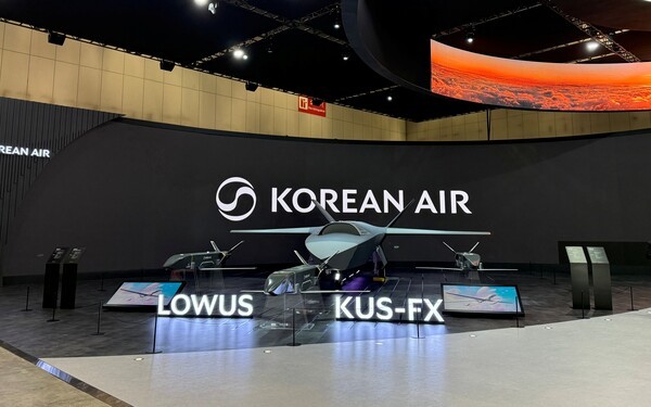 대한항공 부스에 전시된 저피탐 무인편대기(LOWUS) 시제기와 소형 협동 무인기(KUS-FX) 목업의 모습.[사진=김태준 기자]