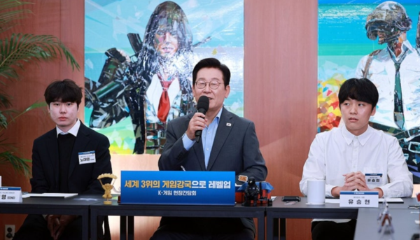 이재명 대통령이 15일 국내 게임사 크래프톤의 게임·문화 플랫폼 서울 성동구 '펍지 성수'에서 열린 K-게임 현장 간담회에서 발언하고 있다. [출처=연합] 