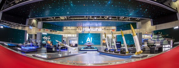 한화 방산 3사가 일산 킨텍스에서 열린 ADEX 2025에 참가해 최첨단 K-방산 미래 전장 솔루션을 선보이고 있다.[출처=한화시스템]