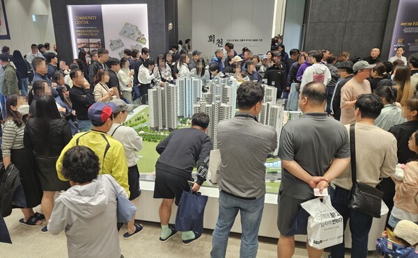 회천중앙역 파라곤 견본주택 인파사진.[출처=라인그룹]