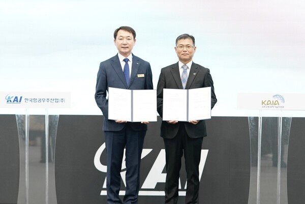 (왼쪽부터 KAI 차재병 대표이사와 KAIA 김정희 원장이 기념촬영을 하고 있다.[출처=KAI]