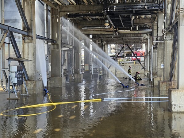 SK에너지 중질유분해시설인 FCC 공장내 수소제조공정(HP) 배관 내 수소가 공기와 닿으며 발생한 사고를 진화하기 위해 현장에 출동한 소방당국이 진화를 하는 모습. [출처=연합]