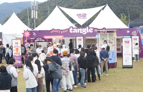 제22회 자라섬 재즈 페스티벌 관람객들이 이벤트 게임 참가를 위해 삼양식품 ‘탱글 체험 부스’ 앞에 줄지어 있다. [출처=삼양라운드스퀘어]