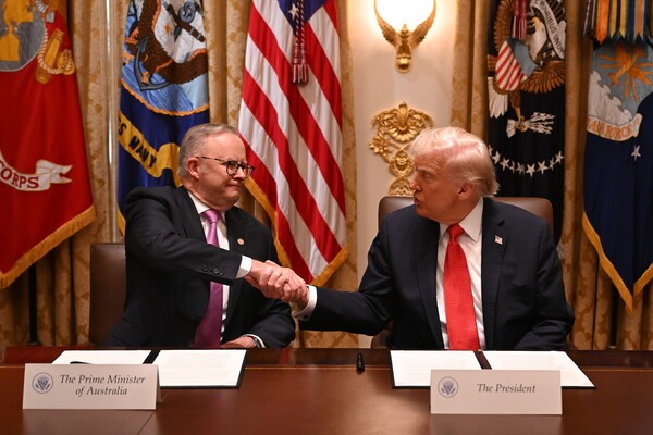 앤서니 앨버니지 호주 초어리와 도널드 트럼프 미국 대통령이 20일 미국 워싱턴 D.C. 백악관 내각 회의실에서 열린 회의에서 중요 광물 및 희토류 광물 채굴 및 가공 공급 확보를 위한 미국-호주 프레임워크에 서명하고 악수 하고 있다. [출처=연합뉴스]