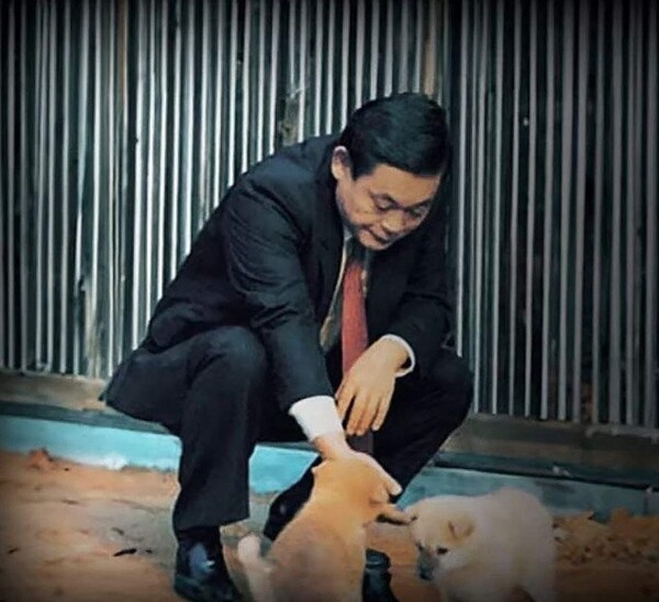 고(故) 이건희 삼성 선대회장은 생전 진돗개 순종 보존 사업을 추진하는 등 남다른 '동물 사랑'을 보였다. 사진은 이 선대회장이 진돗개와 함께 시간을 보내는 모습. [출처=연합]