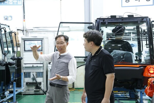 삼성전자 스마트공장 전문위원이 농기계 제조업체 위제스(전북 익산 소재)를 찾아 스마트공장 컨설팅을 진행하고 있다. [출처=삼성전자]