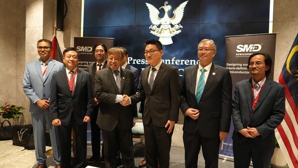  악수를 나누는 리벨리온 박성현 대표(우)와 아방 조하리 오펭 사라왁 주지사(좌). [출처=리벨리온]