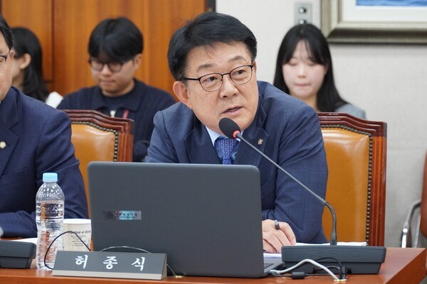 인천 지역 개인사업자 10명 중 7명에 해당하는 68.9%가 월 100만원 미만의 소득을 기록하며 심각한 경제적 어려움을 겪고 있는 것으로 나타났다. 이는 전국 평균보다 높은 수치이다. [출처=허종식 의원실]