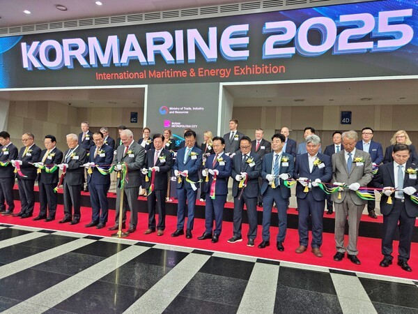 국내외 조선 산업계 관계자들이 21일 부산 벡스코에서 열린 '코마린 2025' 개막식 진행하고 있다. [사진=진명갑 기자]