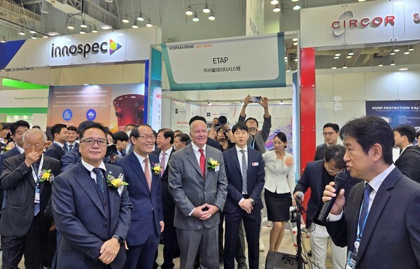 글로벌 조선 업계 관계자들이 코마린 2025에 마련된 HD현대중공업, 한회오션, 삼성중공업 공동 부스에서 설명을 듣고 있다. [사진=진명갑 기자]