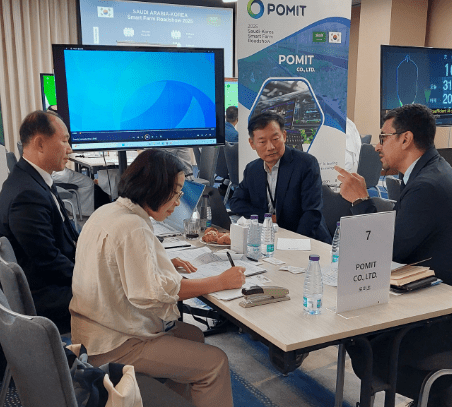 ‘2025 사우디 K-스마트팜 로드쇼’ 참가기업이 사우디 바이어와 수출 상담을 진행하고 있다.[출처=코트라]