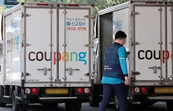 쿠팡 퀵플렉스 배송 기사들이 하루 11시간 넘게 일하면서도 단가 하락으로 생계에 어려움을 겪고 있다는 조사 결과가 나왔다. [출처=연합]