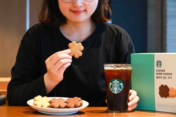 한 고객이 스타벅스코리아가 수능 응원 상품으로 선보인 ‘클로버 샌드 쿠키’를 즐기고 있다. [출처=스타벅스코리아]