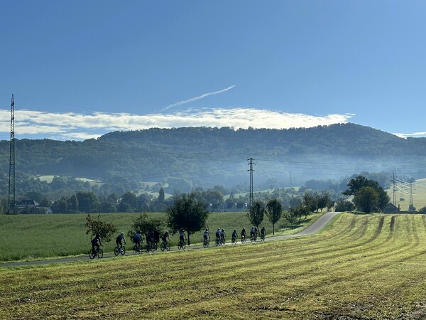 모두투어는 국내 대표 로드 사이클 동호회 ‘로사(ROSA)’와 함께한 동유럽 650km 라이딩 투어를 마무리하며 여행과 스포츠 그리고 커뮤니티가 만나는 새로운 여행 방식을 제시했다. [출처=모두투어]