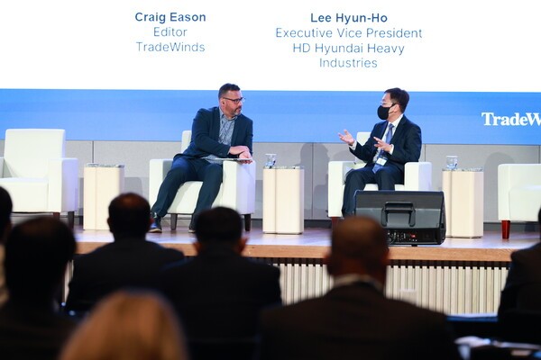 지난 21일 트레이드윈즈가 주최한 'Global Shipbuilding Forum 2025'에 참석한 이현호 HD현대중공업 전무(사진 오른쪽)가 크레이그 이슨(Craig Eason) 트레이드윈즈 편집장(사진 왼쪽)의 질의에 답하고 있다. [출처=트레이드윈즈]