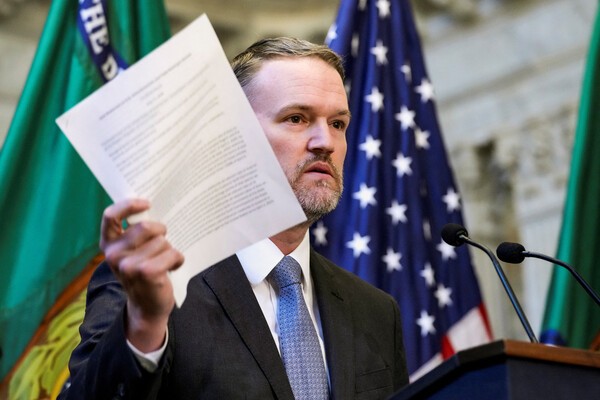 미국 무역대표 제이미슨 그리어가 2025년 10월 15일 미국 워싱턴 D.C.에서 열린 IMF/세계은행 연례 회의에서 미국 재무부 장관 스콧 베센트와 기자회견을 하면서 문서를 들고 있다. [출처=연합뉴스]