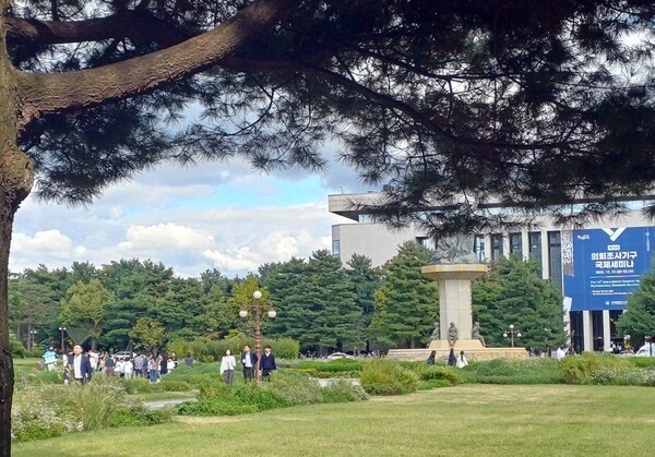 22일 박정 의원은 한전의 행태가 공기업의 윤리 규율이 하위직에게만 적용되는 이중 잣대이고, 도덕성과 계통 중립성을 훼손한다고 비판했다.[출처=ebn]