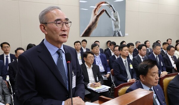 21일 국회 과학기술정보방송통신위원회에서 열린 정보통신기술(ICT) 분야 산하기관 국정감사에서 김영섭 KT 대표이사가 해킹사태와 관련한 위원 질의에 답하고 있다. [출처=연합]
