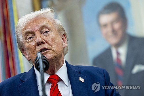 도널드 트럼프 미국 대통령은 12일(현지시간) 미중 무역 갈등 우려가 커지고 있는 것과 관련해 "미국은 중국을 해치려는 것이 아니라 도우려는 것"이라고 말했다. [출처=연합뉴스]