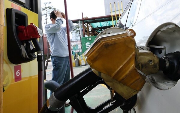 주유하는 시민 [출처= 연합뉴스]