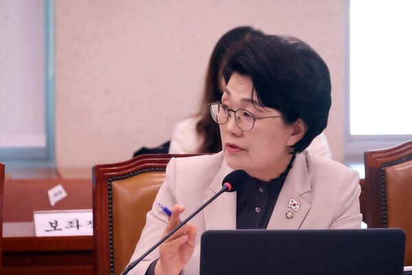 더불어민주당 권향엽 국회의원(순천광양곡성구례을)은 중소벤처기업부와 소상공인시장진흥공단이 2022년부터 시행 중인 디지털 전통시장 지원 사업과 관련하여, 사업 완료 후 매출이 감소한 전통시장이 17곳에 달한다고 22일 밝혔다. [출처=권향업 의원실]