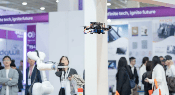 KES 2025 코엑스 A홀 고성엔지니어링 부스에서 AI 드론이 비행하며 내부를 탐색하는 모습. [출처=고성엔지니어링]