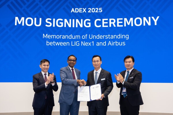 신익현 LIG넥스원 대표이사(오른쪽 두번째)와 아난드 스탠리 에어버스 아태지역 총괄대표(왼쪽 두 번째)가 양해각서에 서명한 뒤 악수하고 있다.[출처=LIG넥스원]